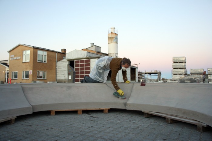 Karin Lorentzen sliber på sine skulpturer til Glorup på Århus Cementvarefabrik