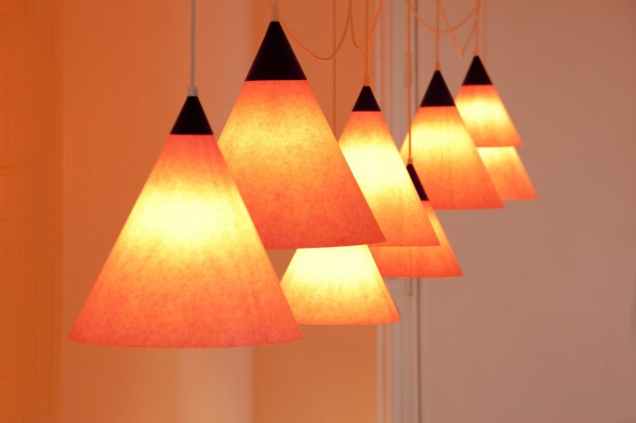Udsnit af installation med lamper af Mikael Thejll